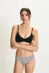 Culotte color crema con estampado de manchas de leopardo en negro.