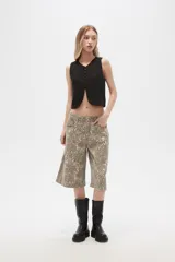 Bermuda de jean con estampado animal print, de calce alto y corte ancho.
