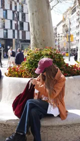 Campera de cuero color camel con flecos en la espalda y mangas.