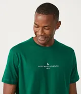 Remera verde de algodón, corte comfort, cuello redondo y mangas cortas. Estampado frontal con texto "Société Nautique Des Regates" y un pequeño velero.