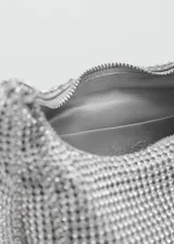 Bolso de mano dorado con apliques de cristales facetados, doble asa corta y asa larga de cadena.