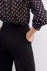 Pantalón recto de tiro alto confeccionado en viscosa con elastano, con cierre trasero invisible y bolsillos laterales.