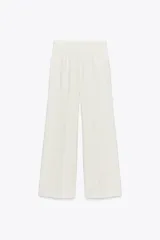 Pantalón negro de vestir, de tiro alto y pierna recta.