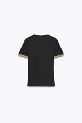 Camiseta blanca de corte slim fit, cuello redondo y manga corta. Detalle de acabados en tricot con hilo metalizado color dorado en mangas y bolsillo.