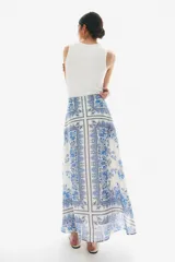 Pollera midi de lyocell con estampado paisley en tonos azules y blancos, de corte holgado, tiro alto y cierre lateral oculto.