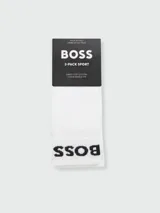 Medias blancas con logo "BOSS" en negro y rojo.