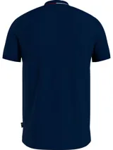 Chomba azul marino de corte slim con cuello mao, confeccionada en algodón y elastano. Presenta tapeta con tres botones y logo de Tommy Hilfiger bordado en el pecho.