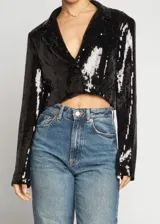 Blazer negro corto con lentejuelas, corte ajustado, solapas de muesca y cierre con un botón.