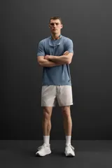 Camiseta deportiva marrón de tejido técnico ligero y elástico con estructura. Cuello redondo, manga corta, costuras planas y logo estampado.