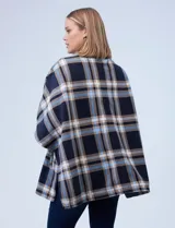 Poncho de tejido soft, marca Weatherproof, con estampado Príncipe de Gales en tonos marrón, beige, azul marino y rojo. Presenta cuello alto con cierre metálico dorado y bolsillos delanteros.