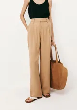 Pantalón negro de vestir, de corte recto y cintura alta.