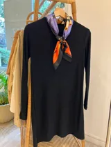 Vestido corto color beige de lanilla rib con manga larga.