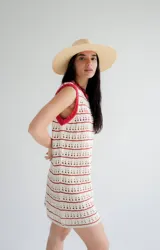 Vestido corto de playa tejido a crochet, color crudo con rayas horizontales rojas y calados.