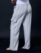 Pantalón cargo de lino color blanco, marca Marissa Olivia. Tiene pretina ancha elastizada con lazo de ajuste, bolsillos inclinados delanteros y bolsillos laterales con botón.