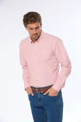 Camisa de manga larga celeste con estampado de cuadros pequeños, corte slim fit, cuello clásico y bolsillo en el pecho. Confeccionada en algodón.