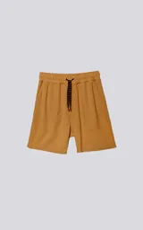 Bermuda color ocre de algodón con elástico en la cintura, cordón de ajuste con ojalillos y dos bolsillos delanteros.