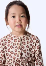 Vestido infantil de manga larga con estampado de leopardo en tonos beige y marrón.