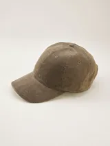 Gorra de béisbol marrón de pana con visera curva y orificios de ventilación bordados.
