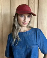 Gorra tipo visera de cuero color celeste, talle único ajustable.