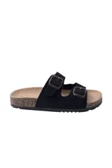 Sandalias bajas color borgoña con dos tiras anchas ajustables con hebilla metálica. Suela de corcho y base de goma.