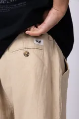 Bermudas color beige de lino, con cintura elástica y bolsillos laterales.