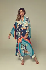 Kimono largo de seda con estampado exclusivo que combina olas japonesas y un arcoíris vibrante sobre fondo azul marino y celeste. Presenta mangas anchas estilo kimono y se ajusta con un cinturón a juego.