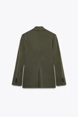 Blazer de Zara Woman Collection color verde musgo, de corte recto, con cuello solapa y manga larga. Tiene bolsillos de vivo en el delantero y cierre frontal cruzado con un botón.