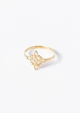 Anillo plateado de acero quirúrgico con diseño de nudo de brujas.