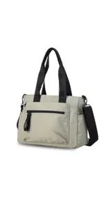 Bandolera de nylon color bordó con detalles en negro. Presenta un compartimento principal con cierre, doble asa de mano y una correa de galón extensible y removible. Incluye múltiples bolsillos externos: uno frontal con cierre, uno dorsal con cierre y bolsillos laterales abiertos para un acceso rápido.