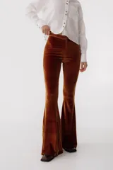 Pantalón Oxford de terciopelo color camel.