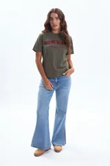 Pantalón de jean oxford azul claro con elastano, que brinda mayor comodidad y libertad de movimiento.