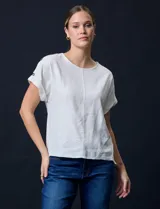 Blusa color blanco de lino marca Cable & Gauge, con aplique de botones en los hombros.
