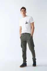 Pantalón cargo de hombre color verde militar, corte regular, con dos bolsillos laterales y logo bordado.