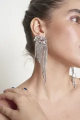 Aros largos plateados con apliques de strass y diseño de cascada.