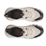 Championes de trail running Under Armour Charged Maven Trail, color beige con detalles en negro y celeste. Presentan capellada de malla transpirable, entresuela Charged Cushioning para mayor amortiguación y suela de goma con diseño de tacos para mejor tracción en terrenos irregulares.