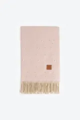 Pashmina rosa melange con flecos en los extremos y detalles de perlas pequeñas distribuidas por toda la superficie. Incluye un parche de cuero sintético marrón con un logo grabado.