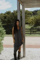 Vestido midi negro sin mangas, con escote en V, espalda alta y bolsillos laterales.