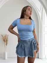 Remera negra ajustada al cuerpo, con escote cuadrado y mangas cortas.