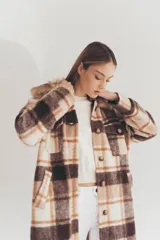 Tapado largo con estampado a cuadros en tonos marrón, beige y blanco. Presenta cuello con solapa y detalle de piel sintética.