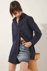 Camisa blanca de algodón con fit amplio, cuello y cartera frontal, y bordados calados en el frente, mangas y espalda. Posee tajos laterales y presillas internas para regular el largo de las mangas.