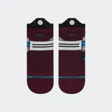 Medias deportivas tipo tobilleras (tab) con diseño a rayas horizontales en tonos negro, bordó, blanco y azul. Presentan tecnología Feel360™ e Infiknit™.