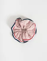 Maxi scrunchie rosa claro con borde de tira bicolor azul marino, blanco y rojo.