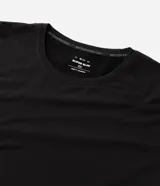 Remera térmica masculina de manga larga y cuello redondo, color negro. Confeccionada en tejido liso de poliéster y elastano.