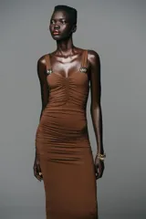 Vestido midi marrón entallado, con escote recto, tirantes y detalle de caracola metálica en los tirantes.