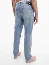 Jeans de tiro medio, corte slim tapered, color celeste claro, confeccionados en denim de algodón elástico.