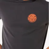 Remera gris de manga corta con logo circular estampado en el pecho.
