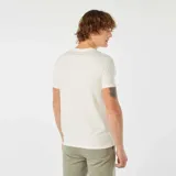 Remera blanca de algodón con estampado cuadrado de un bosque con niebla y la frase "DIVE INTO THE REALM OF THE UNSEEN".