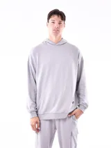 Buzo hoodie gris con bolsillo canguro y capucha con cordones ajustables. Diseño holgado con puños y cintura acanalados.