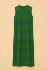 Vestido largo verde con textura ondulada, sin mangas y corte recto.