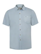 Camisa de manga corta color celeste, marca RKF, confeccionada en tencel. Tiene cuello clásico, cierre con botones claros, un bolsillo en el pecho y pinzas en la espalda.
